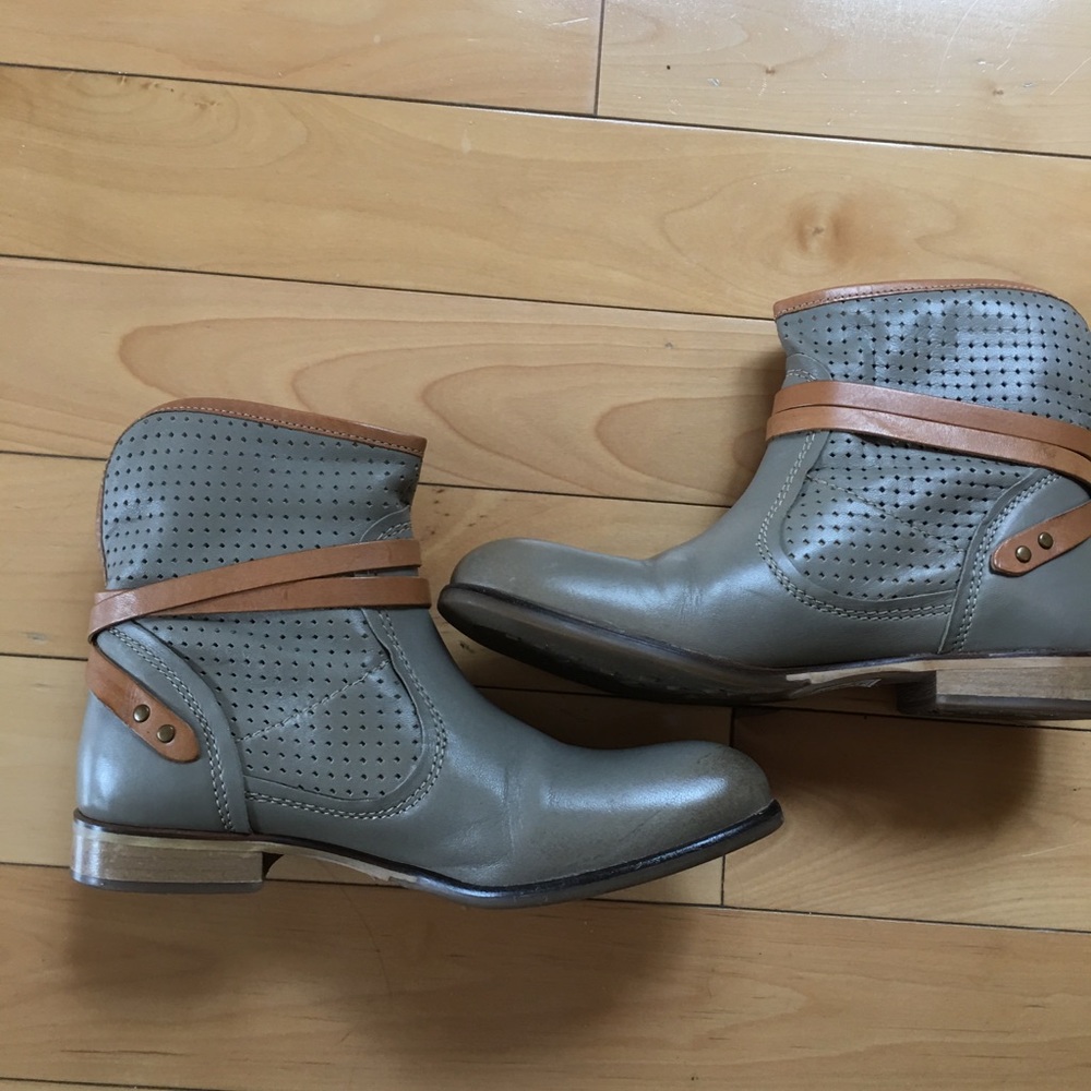 Soft leather gorgeous booties - Picture 7 of 16